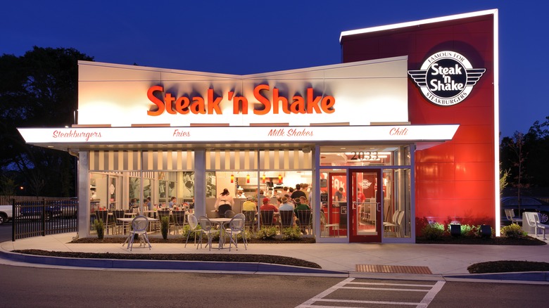 steak 'n shake restaurant exterior