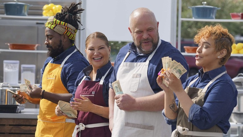 Contestants on "Supermarket Stakeout" holding money