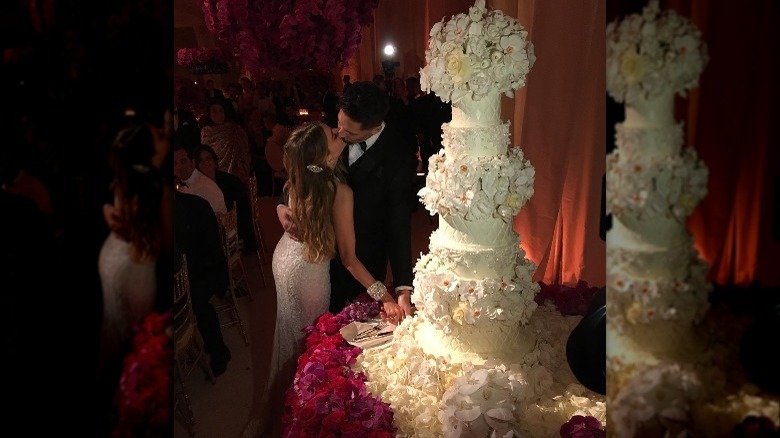 Sofia Vergara's white wedding cake