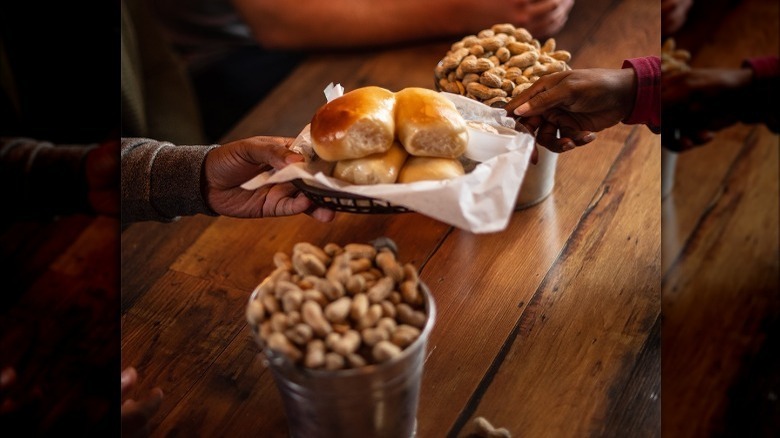 texas roadhouse peanuts and rolls