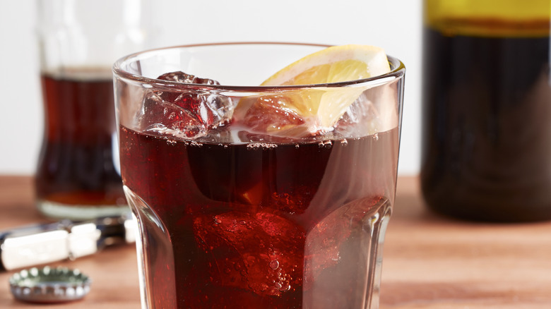 A Kalimotxo in front of a silver bottlecap