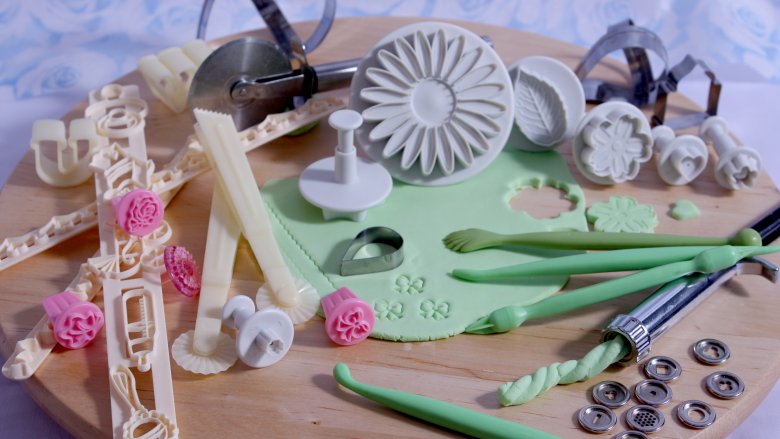 cake decorating tools