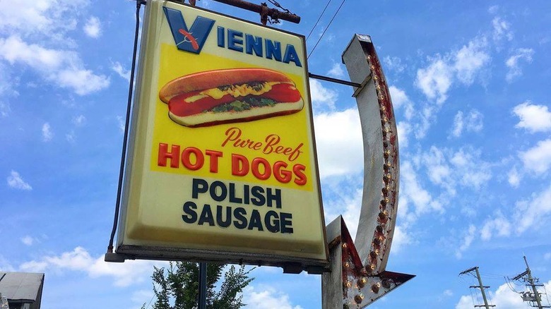 vienna hot dog sign with arrow