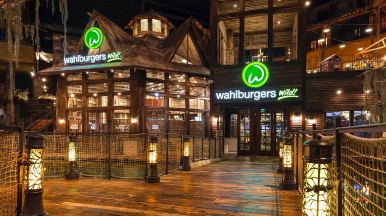 wahlburgers wild location