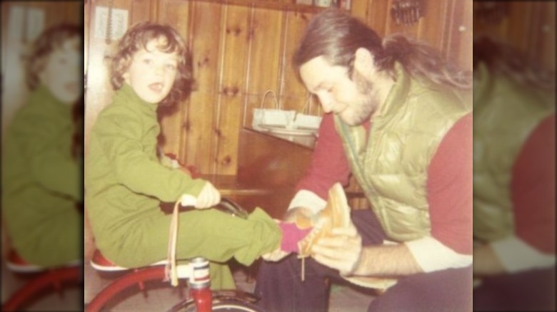 Toddler Zoë François with father