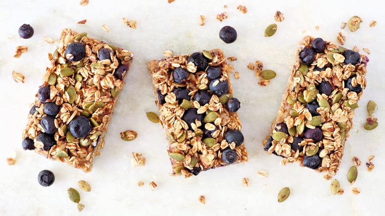 Granola bars with oats and blueberries