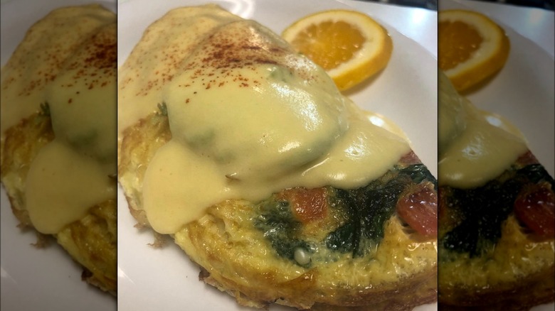 Omelet with hollandaise sauce