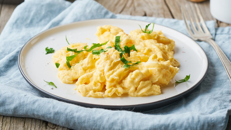 scrambled eggs on plate