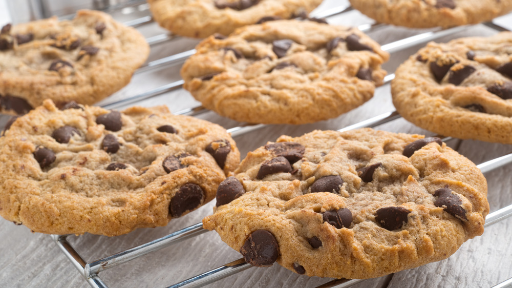 Cookies cooling on rack