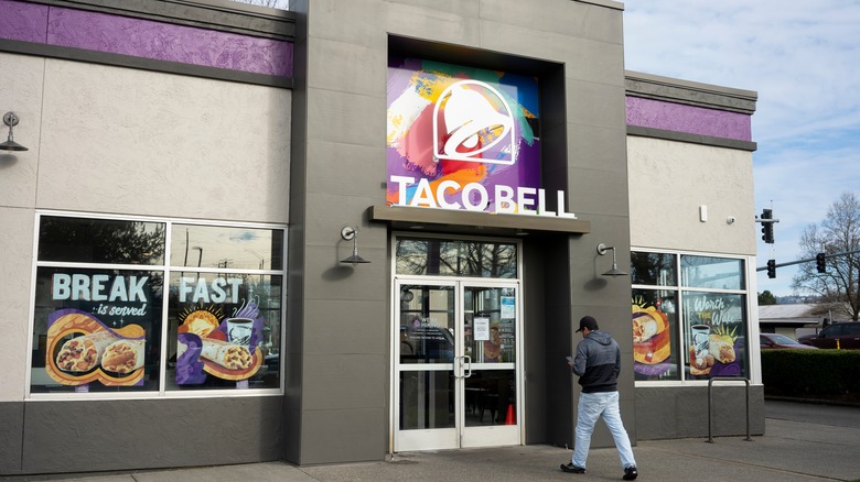 Taco Bell exterior advertising breakfast