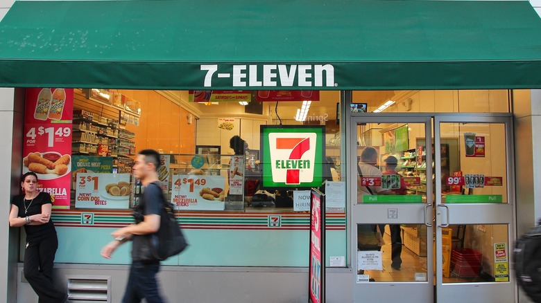 7-Eleven store front