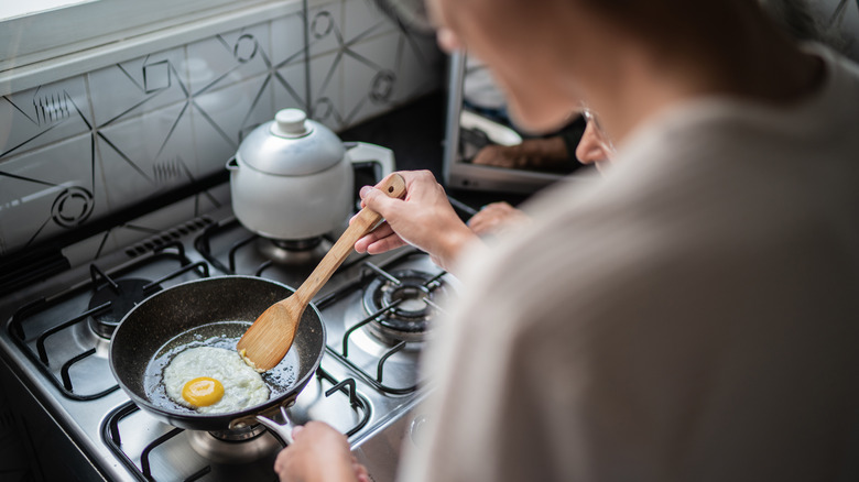 Person cooking eggs