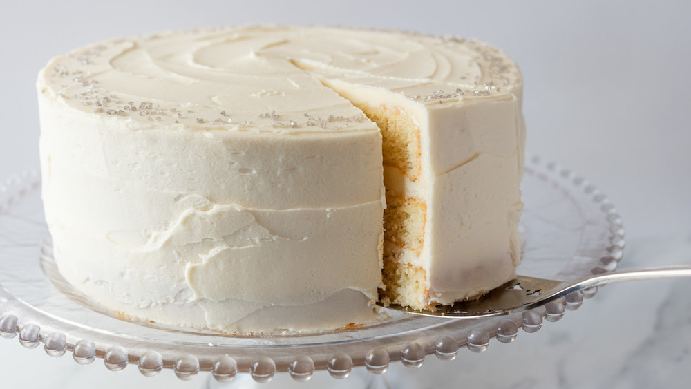 plain frosted vanilla cake