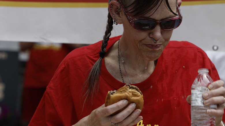 Molly Schuyler eating a burger