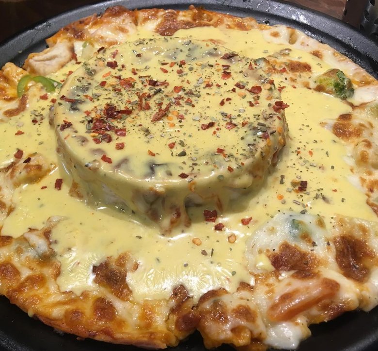 Cheese volcano pizza