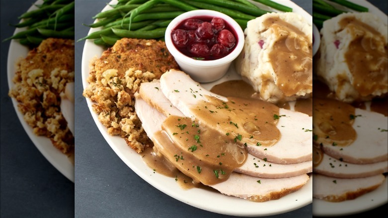 These Are The Restaurant Chains Serving Thanksgiving Dinner This Year