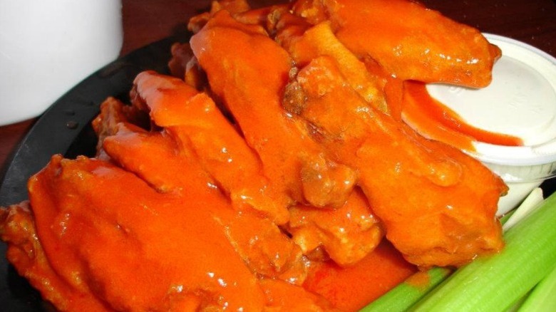 duff's buffalo wings with celery