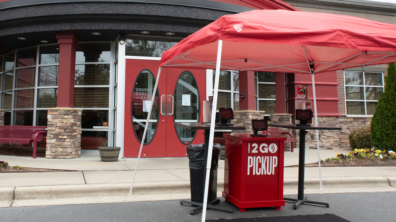 Red Robbin curbside pickup 