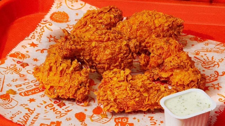 Popeyes chicken wings with dip