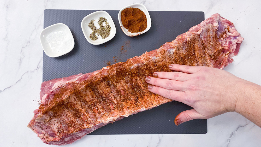 Applying dry spices to ribs