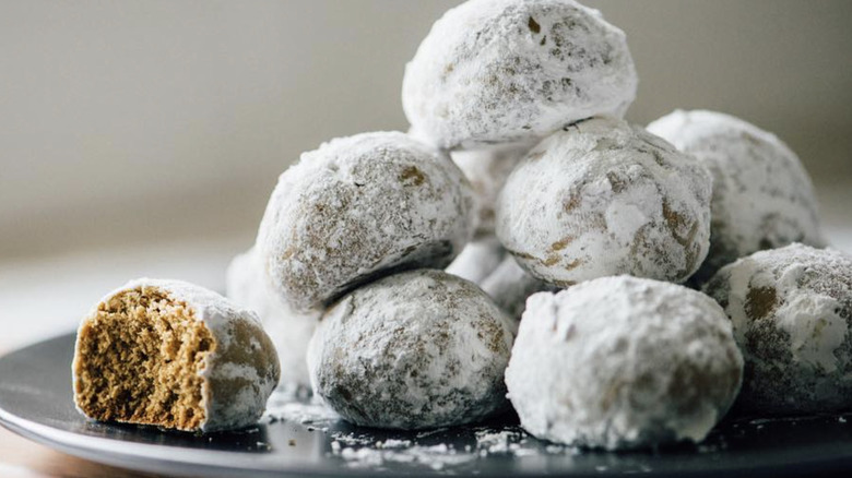 Plate of powdered pfeffernüsse cookies