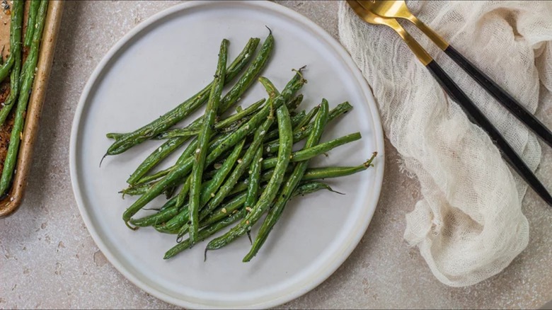 Roasted green beans with sesame seeds