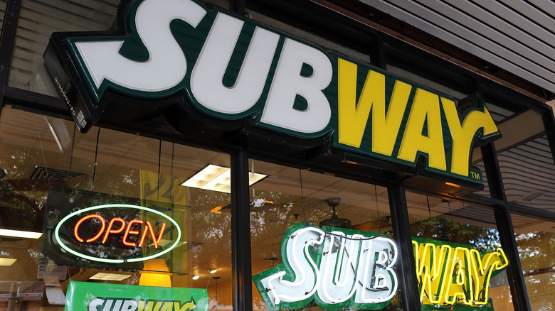 A Subway restaurant storefront 