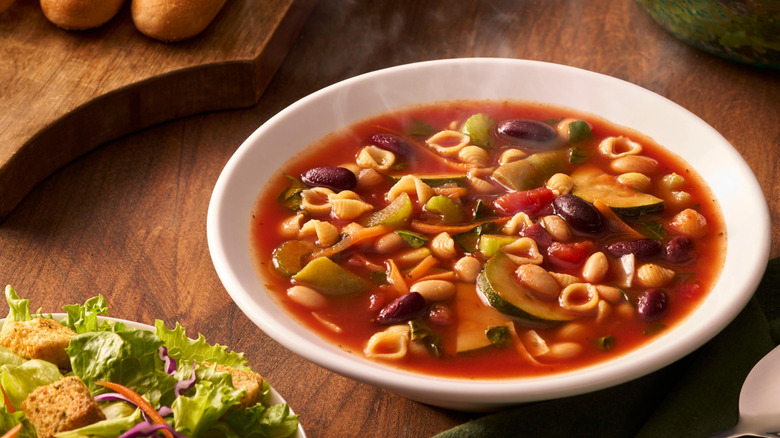 bowl of Olive Garden minestrone