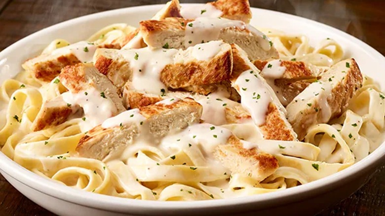 dish of Olive Garden chicken Alfredo