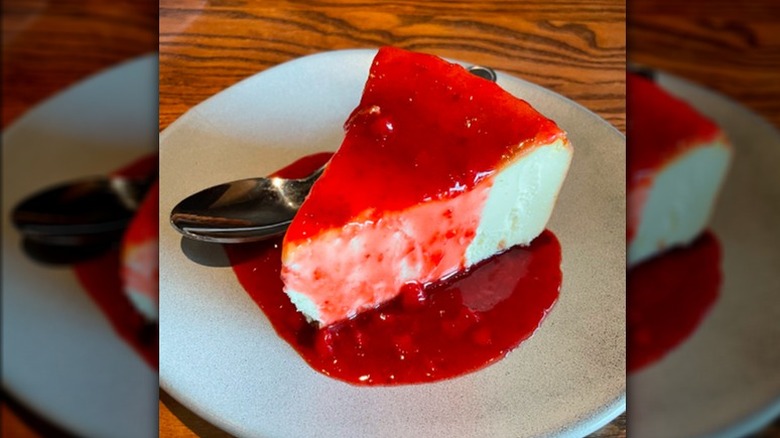 cheesecake with raspberry sauce