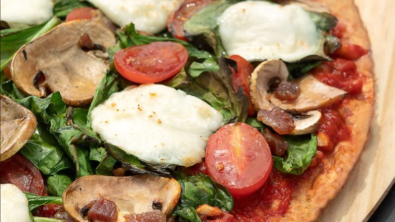 mushrooms tomatoe cheese pizza