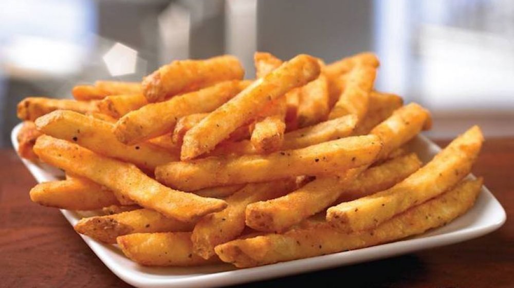 plate of popeyes cajun fries