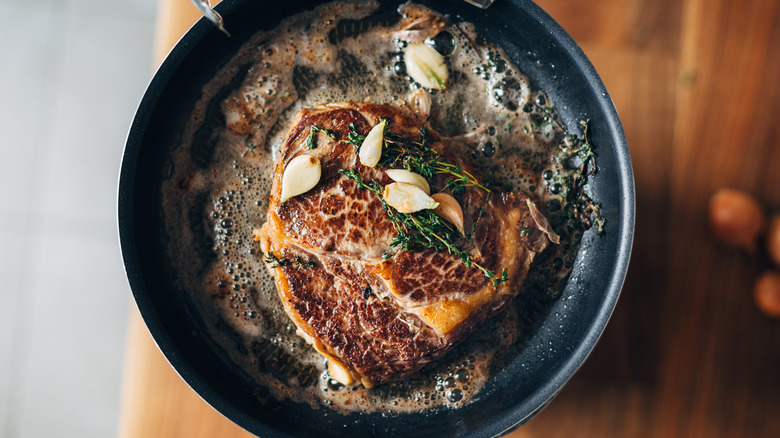 steak with thyme and garlic