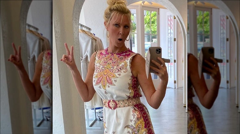 Sandra Lee posing in mirror