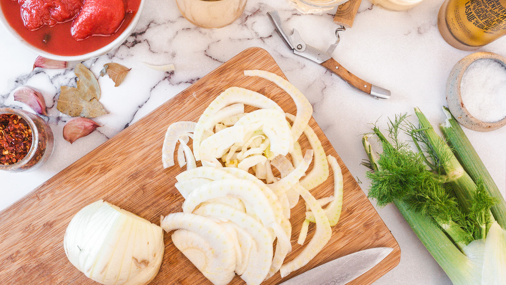 slicing fennel