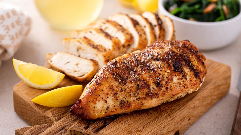 Grilled chicken with lemon wedges