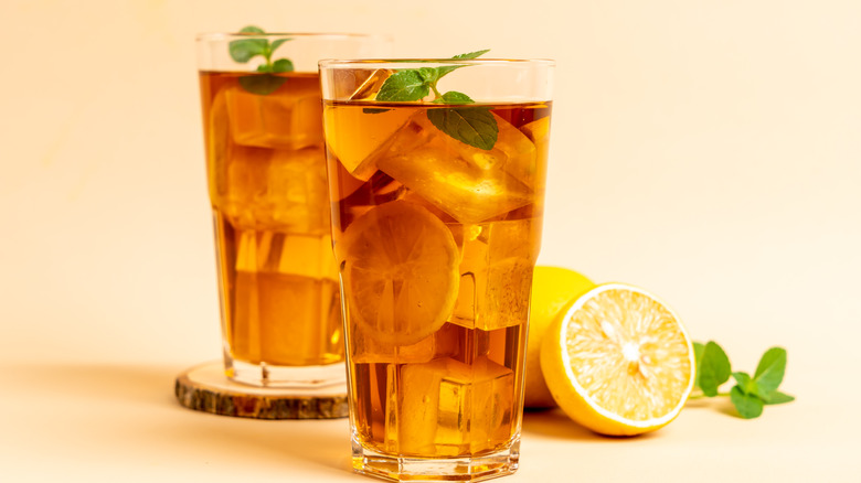 Glasses of iced tea and mint