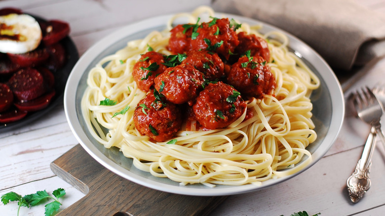 A plate of spaghetti and meatballs