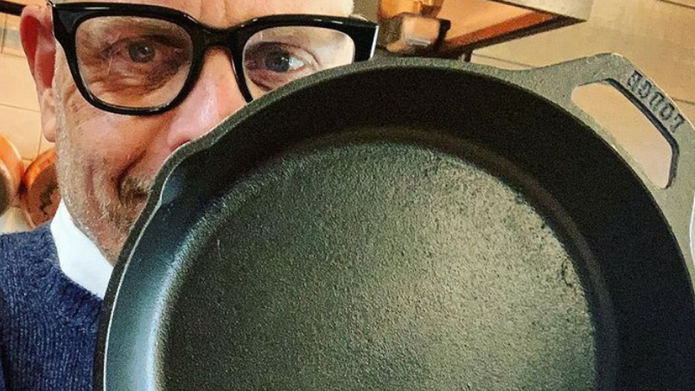 Alton Brown with a cast iron skillet