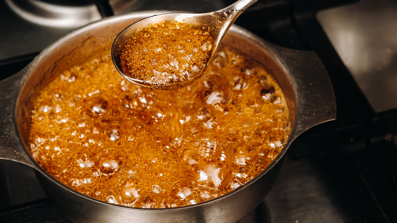 Boiling sugar for caramel