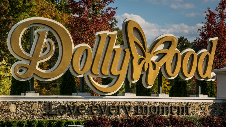 A Dollywood sign