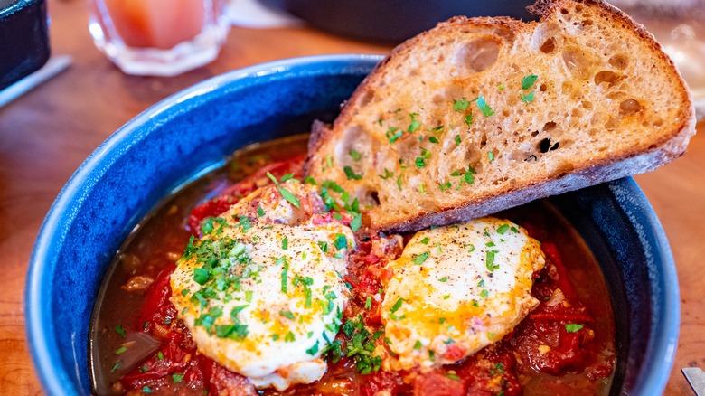 Tomato shakshuka with bread