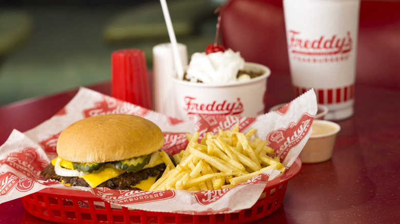 Freddy's burger in a red tray