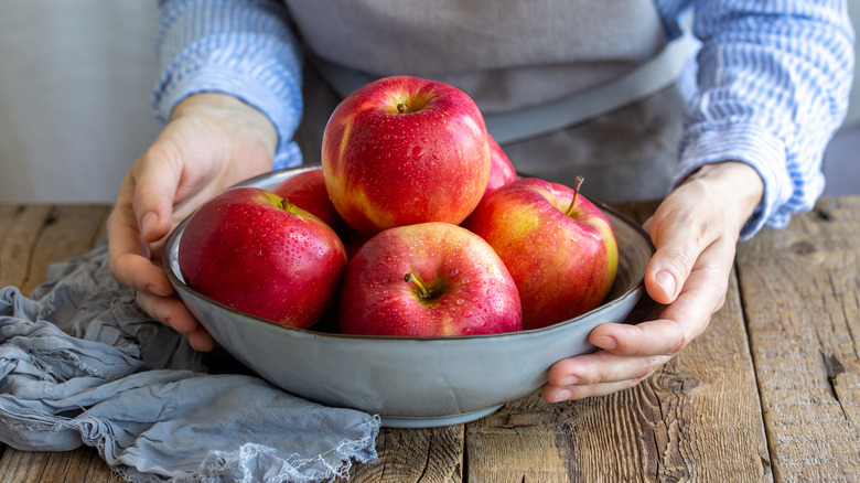 apples in a bowl