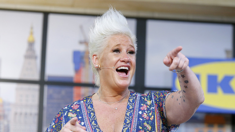 Anne Burrell pointing a finger