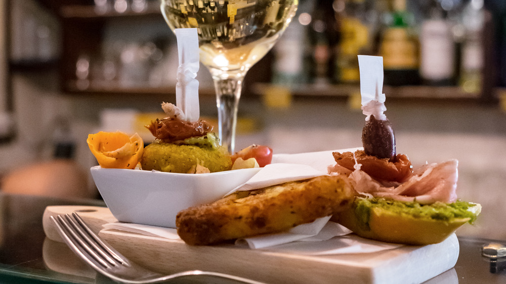 Venetian cicchetti and wine