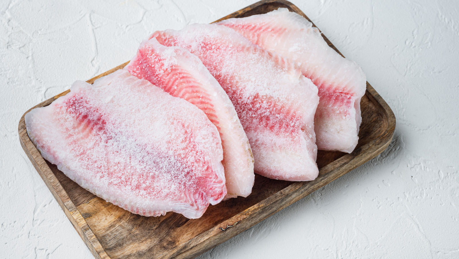 Ледяной страх охлажденное мясо cold meat. Замороженная рыба. Frozen Fish White background. Freezing Fish with natural Cold.