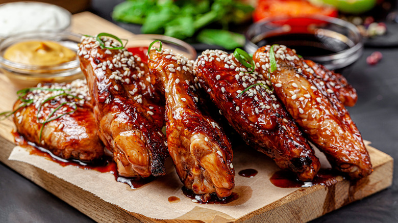 Chicken wings with sesame seeds