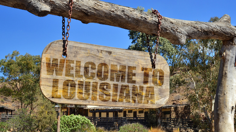 Large wooden sign that says 'Welcome to Louisiana'