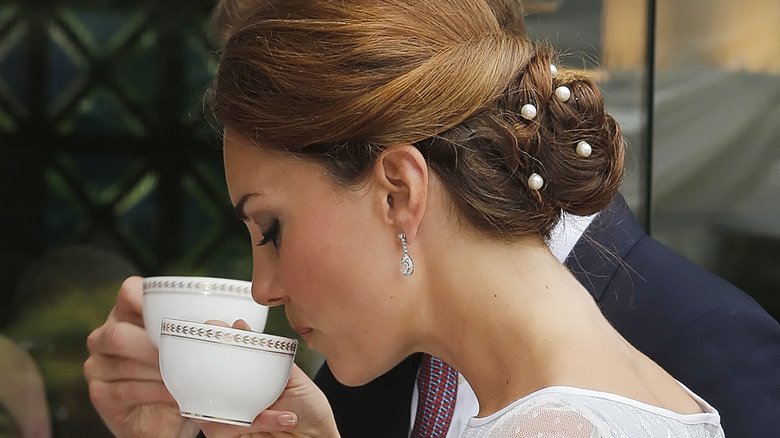 How to hold a cup of tea